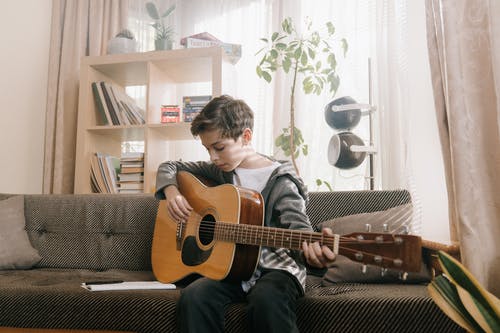 林志颖《十七岁那年的雨季吉他谱》-E调-待书琴社工作室